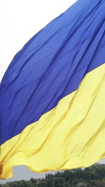 Gündüz Ukrayna 'nın dikey ulusal bayrağı. Hava görünümü.