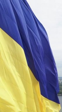 Gündüz Ukrayna 'nın dikey ulusal bayrağı. Hava görünümü.