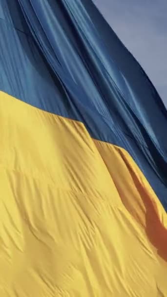 Pionowe wideo Narodowa flaga Ukrainy w dzień. Widok z lotu ptaka. — Wideo stockowe
