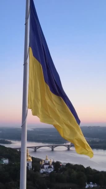 Vertikal video Nationell flagga i Ukraina på dagen. Flygbild. — Stockvideo