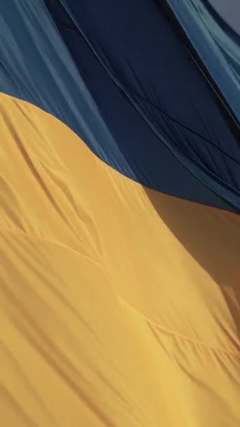 Vidéo verticale Drapeau national de l'Ukraine par jour. Vue aérienne. — Video