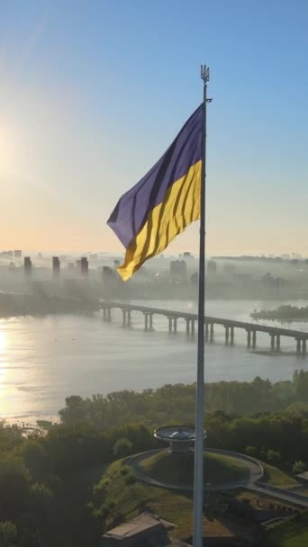 Vidéo verticale Drapeau national de l'Ukraine par jour. Vue aérienne. — Video