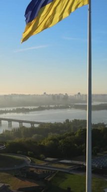 Gündüz Ukrayna 'nın dikey ulusal bayrağı. Hava görünümü.