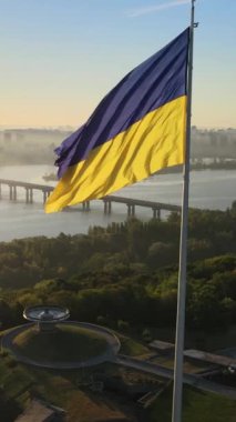 Gündüz Ukrayna 'nın dikey ulusal bayrağı. Hava görünümü.