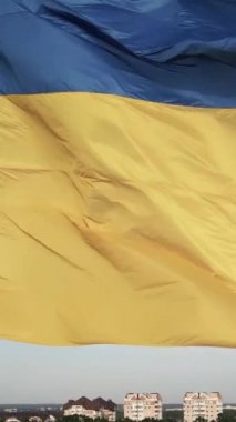 Gündüz Ukrayna 'nın dikey ulusal bayrağı. Hava görünümü.