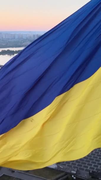 Vidéo verticale Drapeau national de l'Ukraine par jour. Vue aérienne. — Video