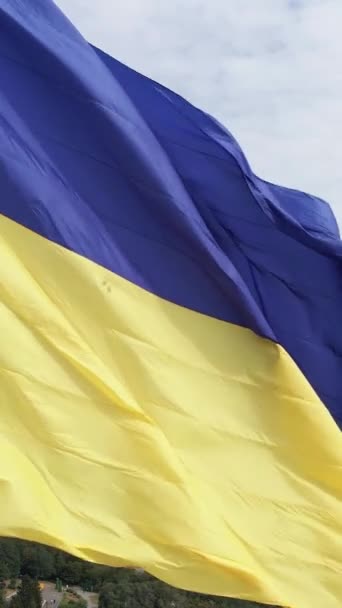 Vertikales Video Nationalflagge der Ukraine bei Tag. Luftaufnahme. — Stockvideo