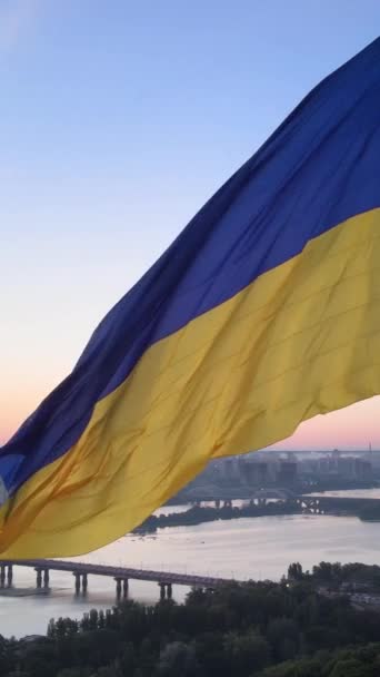 Lodret video Ukraines nationale flag om dagen. Luftfoto. – Stock-video
