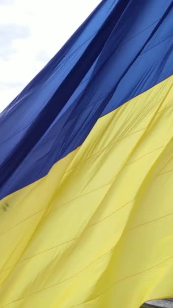 Вертикальне відео Національний прапор України вдень. Вид з повітря. — стокове відео