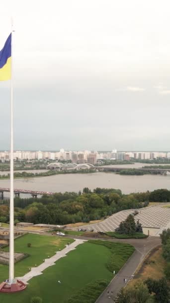 Vidéo verticale Drapeau national de l'Ukraine par jour. Vue aérienne. — Video