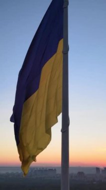 Gündüz Ukrayna 'nın dikey ulusal bayrağı. Hava görünümü.