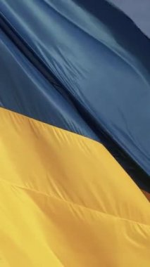 Gündüz Ukrayna 'nın dikey ulusal bayrağı. Hava görünümü.