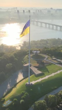 Gündüz Ukrayna 'nın dikey ulusal bayrağı. Hava görünümü.