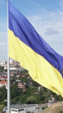 Gündüz Ukrayna 'nın dikey ulusal bayrağı. Hava görünümü.