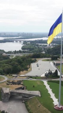 Gündüz Ukrayna 'nın dikey ulusal bayrağı. Hava görünümü.