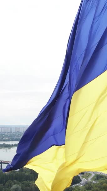 Vertikální video Národní vlajka Ukrajiny ve dne. Letecký pohled. — Stock video