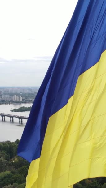 Vídeo vertical Bandera nacional de Ucrania por día. Vista aérea. — Vídeos de Stock