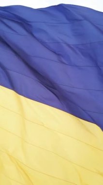 Gündüz Ukrayna 'nın dikey ulusal bayrağı. Hava görünümü.