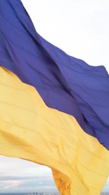 Gündüz Ukrayna 'nın dikey ulusal bayrağı. Hava görünümü.