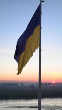 Gündüz Ukrayna 'nın dikey ulusal bayrağı. Hava görünümü.