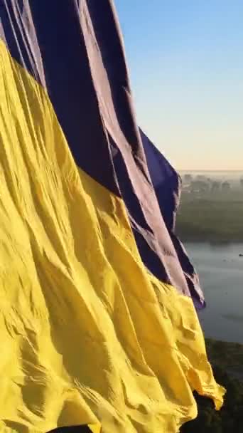 평범 한 우크라이나 국기일 뿐이야. 공중에서 본 광경. — 비디오