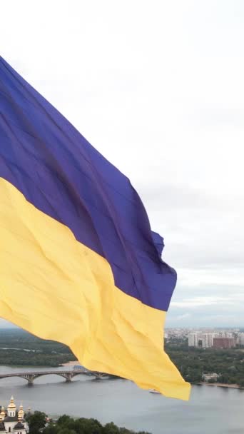 Vertikales Video Nationalflagge der Ukraine bei Tag. Luftaufnahme. — Stockvideo