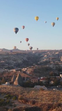 Kapadokya, Türkiye - balon fırlatılışının dikey videosu
