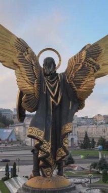 Ukrayna, Kyiv 'in merkezi. Dikey video. Hava görünümü