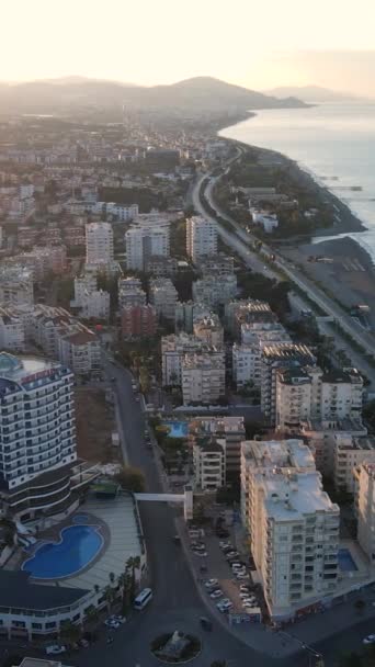 Vertikales Video Alanya, Türkei - ein Ferienort am Meer. Luftaufnahme — Stockvideo