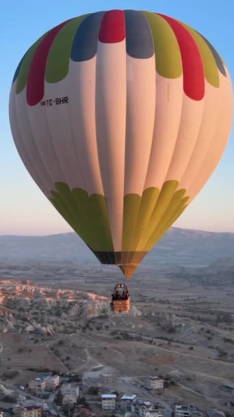 Cappadocia, Törökország - függőleges videó a ballon kilövéséről — Stock videók