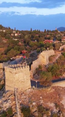 Dikey video Alanya Kalesi - Alanya Kalesi hava görüntüsü. Türkiye