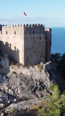 Dikey video Alanya Kalesi - Alanya Kalesi hava görüntüsü. Türkiye