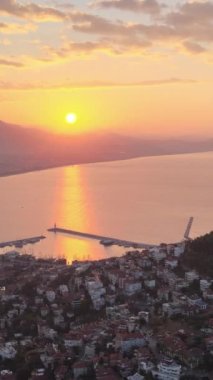 Dikey video Alanya, Türkiye - deniz kıyısında bir tatil köyü. Hava görünümü