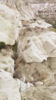 Kapadokya hava manzarası. Hindi. Goreme Ulusal Parkı. Dikey video