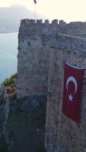 Vertikální video Alanya Castle - letecký pohled Alanya Kalesi. Turecko — Stock video