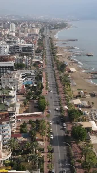 Вертикальное видео Alanya, Turkey - a resort town on the seashore. Вид с воздуха — стоковое видео