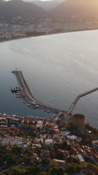 Vertical video Alanya, Turcja - kurort nad morzem. Widok z lotu ptaka — Wideo stockowe