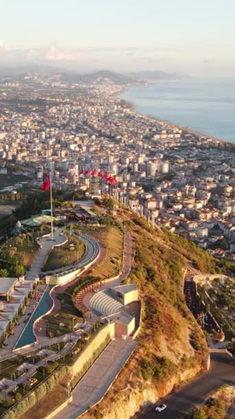 Vertikal video Alanya, Turki - kota resor di pantai. Tampilan udara — Stok Video