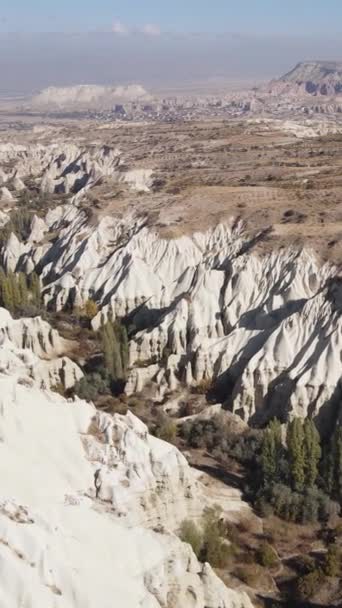 Cappadocië landschap uitzicht vanuit de lucht. Turkije. Nationaal park Goreme. Verticale video — Stockvideo