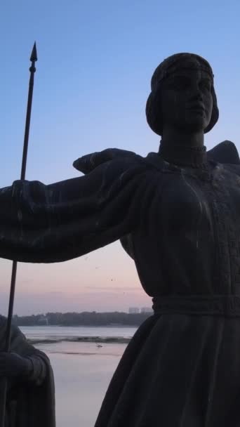 Monument voor de oprichters van de stad in de ochtend bij dageraad. Oekraïne. Verticale video — Stockvideo