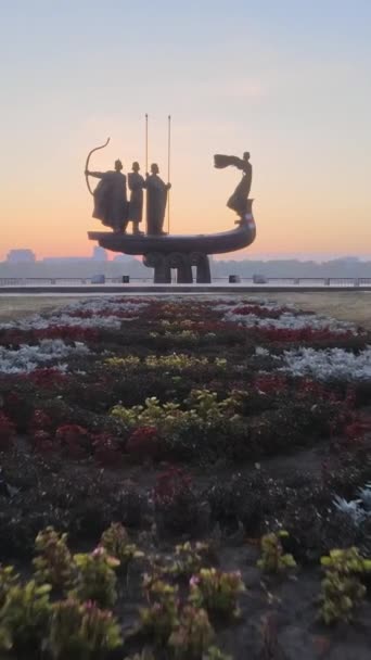 Monumento a los fundadores de la ciudad por la mañana al amanecer. Ucrania. Vídeo vertical — Vídeos de Stock