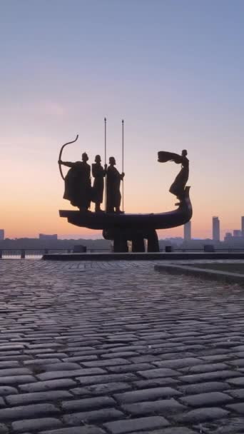 A város alapítóinak emlékműve hajnalban. Ukrajnában. Függőleges videó — Stock videók