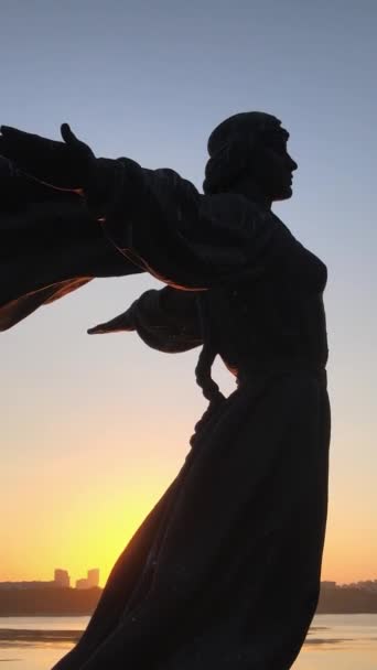 Памятник основателям города утром на рассвете. Украина. Вертикальное видео — стоковое видео