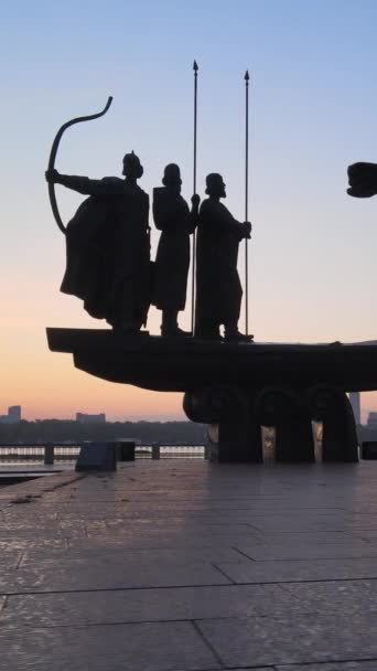 Памятник основателям города утром на рассвете. Украина. Вертикальное видео — стоковое видео
