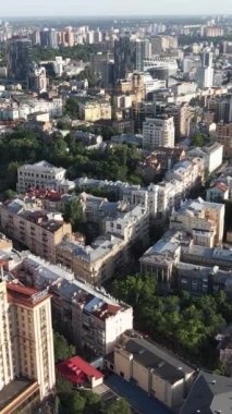 Ukrayna 'nın dikey video başkenti Kyiv. Hava görüntüsü. Kiev