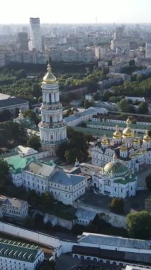Ukrayna 'nın dikey video başkenti Kyiv. Hava görüntüsü. Kiev
