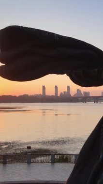 Sabahın köründe şehrin kurucularının anıtı. Ukrayna. Dikey video