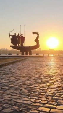 Sabahın köründe şehrin kurucularının anıtı. Ukrayna. Dikey video