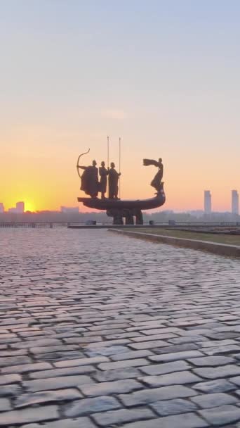 Monument över grundarna av staden på morgonen i gryningen. Ukraina. Vertikal video — Stockvideo