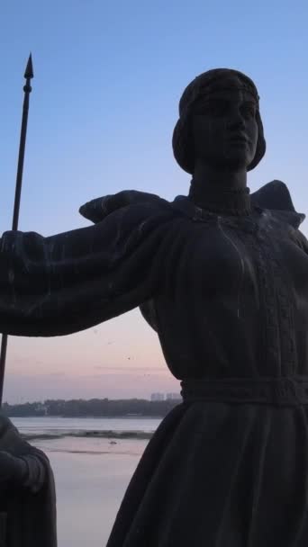 Пам'ятник засновникам міста вранці на світанку. Україна. Вертикальне відео — стокове відео
